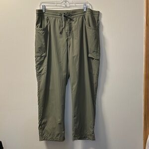 Columbia Women’s Green Woodland Hills Roll-Up Cargo Pants Sz XL - XL3507